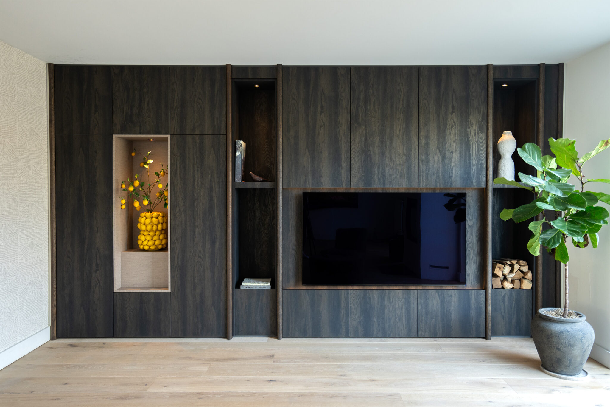 Interieurontwerp vrijstaande woning met een cinewall met houtvak